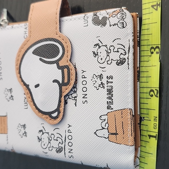 Peanuts Snoopy Wallet - White and Tan - Picture 7 of 8